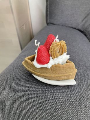 Imagen de Par de velas aromáticas de wafle y tarta con fresas