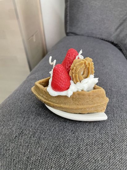 Imagen de Par de velas aromáticas de wafle y tarta con fresas