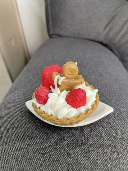 Imagen de Par de velas aromáticas de wafle y tarta con fresas