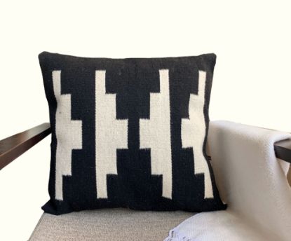 Imagen de Cojin Blanco y Negro Decorativo : Funda de Almahadon con relleno,  Tejido Zapoteco Hecho a Mano 50x50cm 