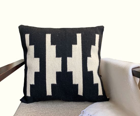 Imagen de Cojin Blanco y Negro Decorativo : Funda de Almahadon con relleno,  Tejido Zapoteco Hecho a Mano 50x50cm 