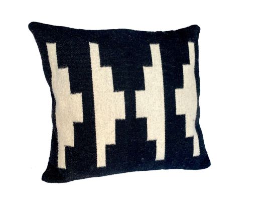 Imagen de Cojin Blanco y Negro Decorativo : Funda de Almahadon con relleno,  Tejido Zapoteco Hecho a Mano 50x50cm 